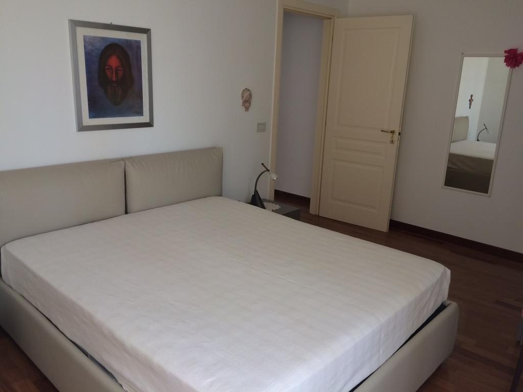 Apartment Largo Del Teatro Porto San Giorgio Rum bild